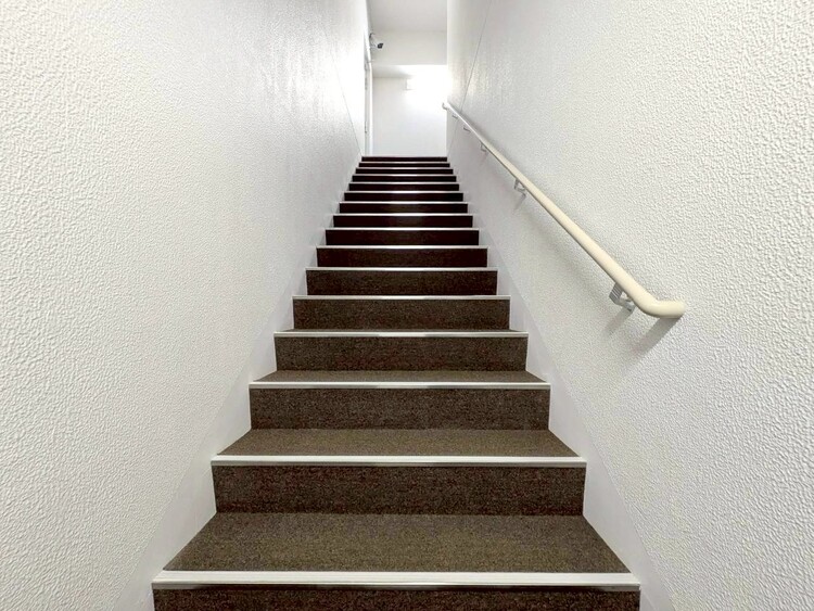 その他 共用部の階段です。明るく清潔に管理されています。