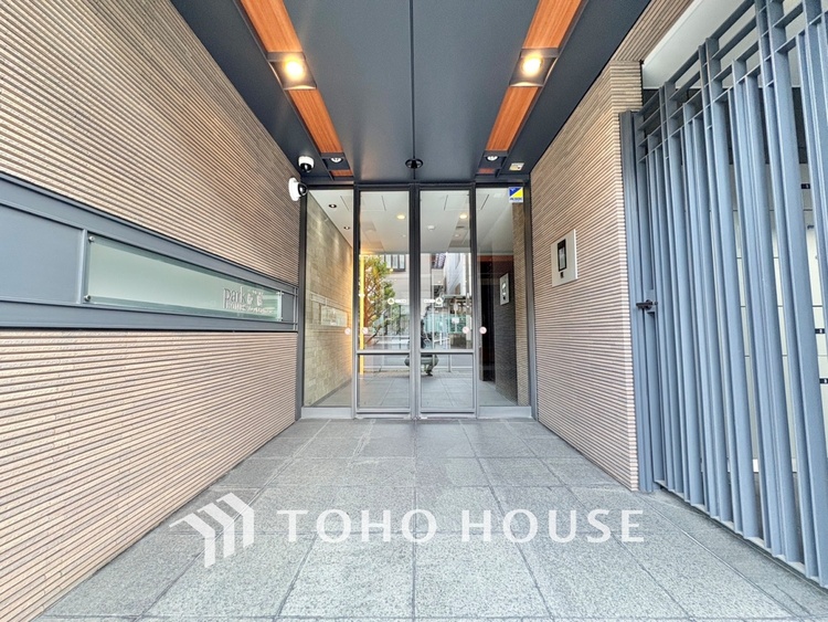 エントランス 【ENTRANCE】◆家族◆家で家族と過ごす時間は限られている。帰りを待つ家族の元へと急ぐときの弾む思い。そんな思いを引き立てる邸宅。