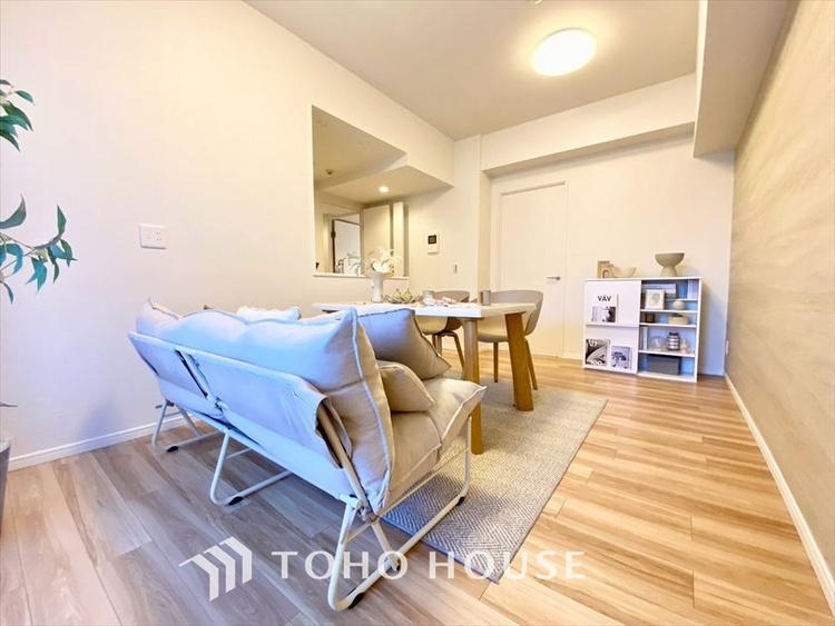 内装 【LIVING】◆扉を◆開くとこの景色。家族の”おかえり”の声が聞こえてきそう。