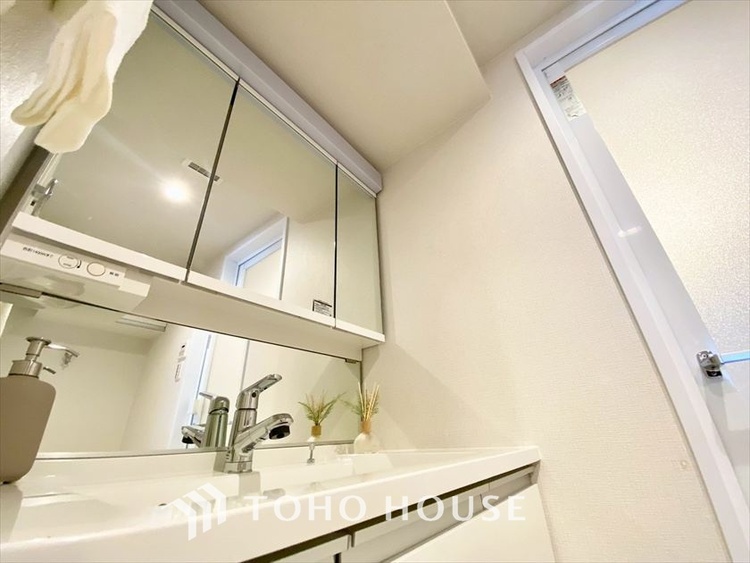 洗面 【WASHROOM】◆快適◆煌びやかな暮らしの中にも忘れたくない快適さ。大きな収納が助けてくれます。