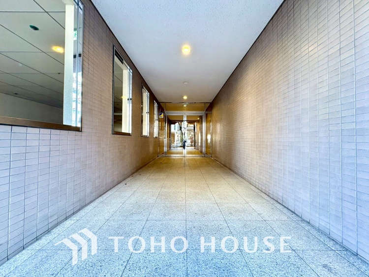 エントランス 【ENTRANCE】◆家族◆家で家族と過ごす時間は限られている。帰りを待つ家族の元へと急ぐときの弾む思い。そんな思いを引き立てる邸宅。