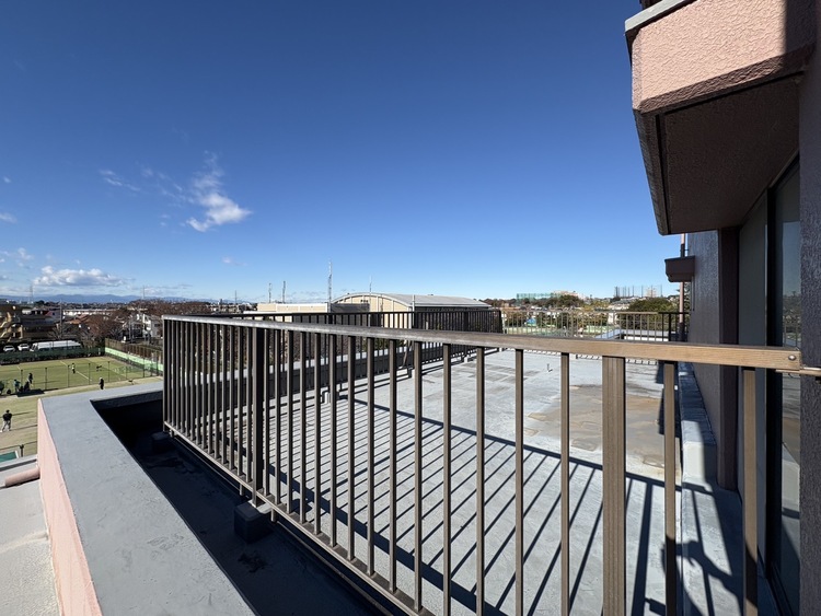 バルコニー 【APPEARANCE】◆眩い◆光が燦々と入り、家族の笑顔を照らす。「いつまでも続いて」と願う夢のような毎日がここにある。