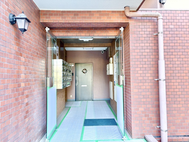 エントランス 【ENTRANCE】◆家族◆家で家族と過ごす時間は限られている。帰りを待つ家族の元へと急ぐときの弾む思い。そんな思いを引き立てる邸宅。