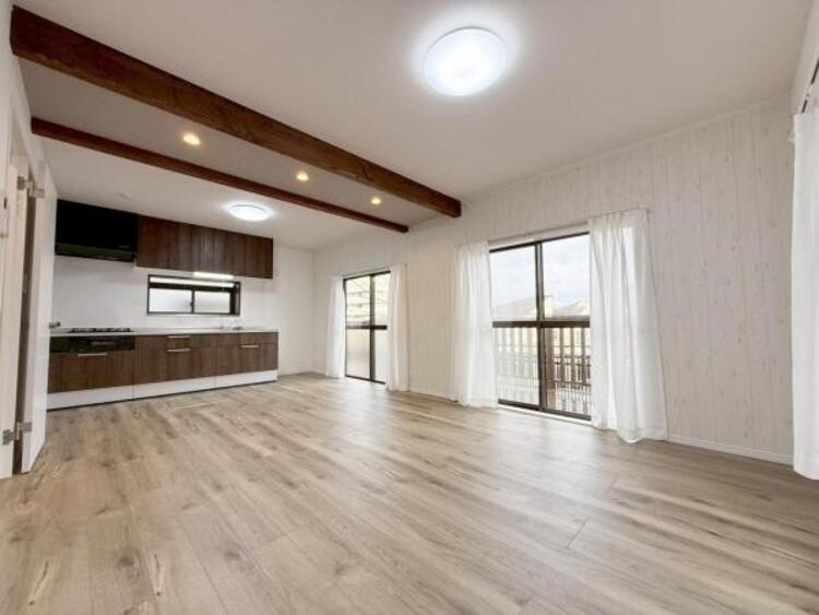 居間 家族の会話や笑顔が行き交うリビングで、子供を走り回らせたい。ダイニングテーブルでゆったり食事を堪能。光と風が溢れる開放的なリビングダイニングには、くつろぎの空間を生み自然と家族みんなが集まってきます 