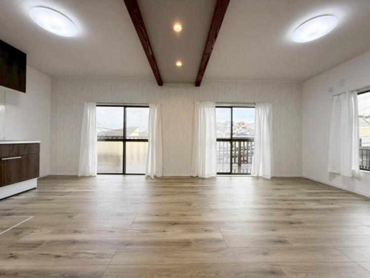 居間 お天気が晴れの日は照明をつけなくても充分明るいリビングです！どこか落ち着きのある広々とした内装です！皆で過ごす空間が、目に浮かんでくる様な優しいリビングダイニングです！くつろいだり楽しい時間を是非！ 