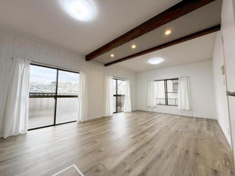 居間 リビングにあふれる採光と心地よい風のつどう調和された空間！！生活を彩る充実した日々が過ごせそうです。家族の滞在期間が長くなることを予測して、設計士が思いと工夫をこらした自慢のリビングダイニング！！！ 