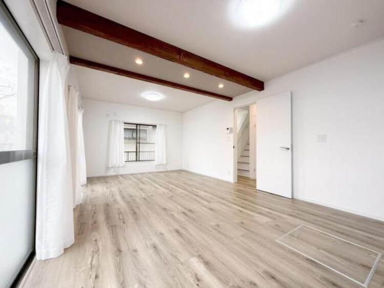 居間 開放感とプライベート感が見事に両立されたリビングダイニング！通常では相反するファクターがともにそろうと極上のくつろぎ空間が生まれます。だれにも譲りたくない至福の空間で過ごす日々は生活をより豊かにします 