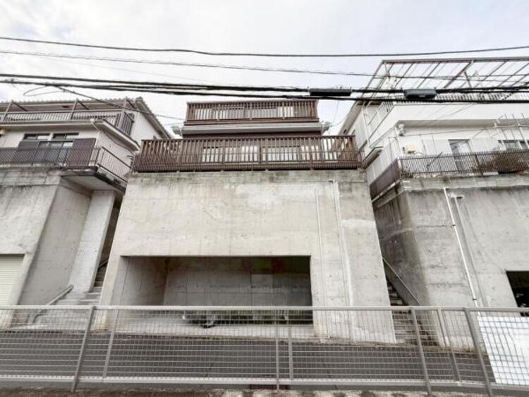 外観 住みやすさとデザイン性を両立させた欲張りな住宅が登場しました　相反しがちなことが相互作用でより良質に！本物だけが表現することができる質の高い機能美はよきものをつなげた古くからの伝統と最新技術の結晶です																			 