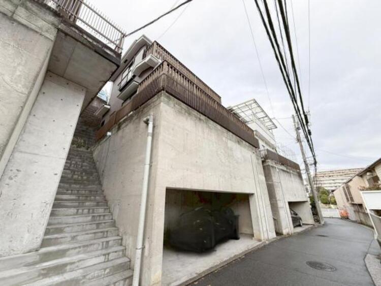 外観 青空を背景にスタイリッシュな外観が住まう人に誇りを与えます。駅周辺施設も利用でき快適生活が送れます！四季を通じて自然と触れ合えるスポットが周辺には沢山あり、お散歩やジョギング週末の遊びにおすすめです。																						 