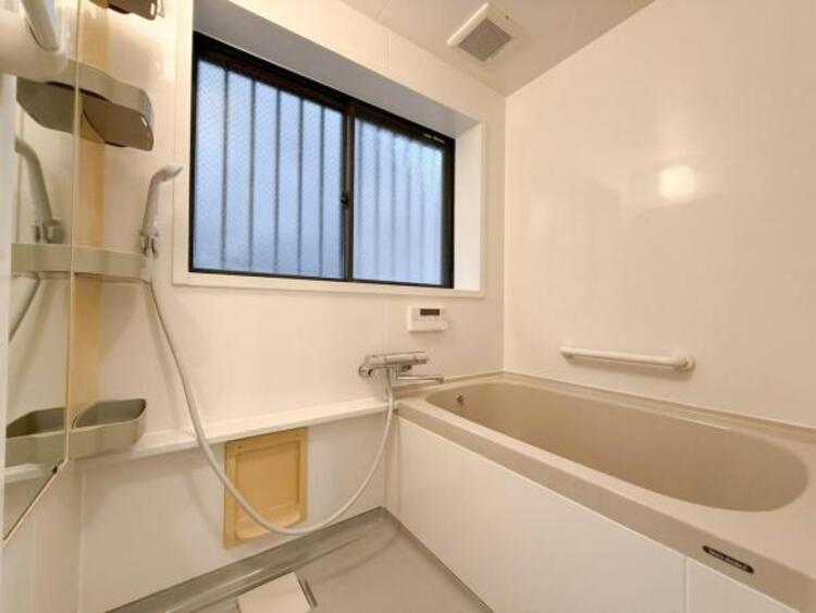 風呂 ゆったりと寛げる広々バスで足を伸ばしてリラックス。　最新のユニットバスは設備も充実です。 