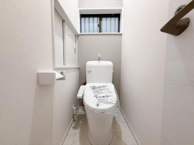 トイレ ウォシュレット、保温機能付き便座など充実の設備です　お掃除がしやすくストレスフリー！！ 