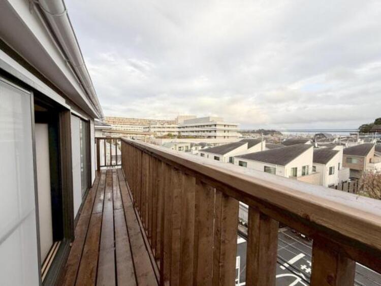 バルコニー 思わず大きく深呼吸したくなるルーフバルコニー！空が青く、近く、広く感じる事が出来ます。