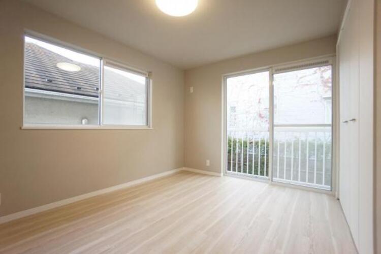 内装 居室はひとり時間を過ごせる安らげるお部屋として活用できます！収納スペースあり！荷物が多くても十分！！ベッドや勉強机、テレビなどを置きたい場合におすすめ！！過ごす時間が長くてもゆったり過ごせそうですね！ 