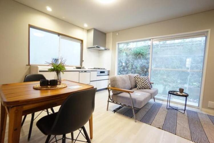 居間 家族の会話や笑顔が行き交うリビングで、子供を走り回らせたい。ダイニングテーブルでゆったり食事を堪能。光と風が溢れる開放的なリビングダイニングには、くつろぎの空間を生み自然と家族みんなが集まってきます 