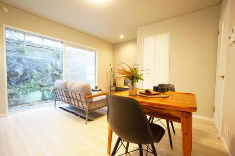 居間 お天気が晴れの日は照明をつけなくても充分明るいリビングです！どこか落ち着きのある広々とした内装です！皆で過ごす空間が、目に浮かんでくる様な優しいリビングダイニングです！くつろいだり楽しい時間を是非！ 