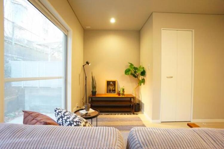 居間 リビングにあふれる採光と心地よい風のつどう調和された空間！！生活を彩る充実した日々が過ごせそうです。家族の滞在期間が長くなることを予測して、設計士が思いと工夫をこらした自慢のリビングダイニング！！！ 