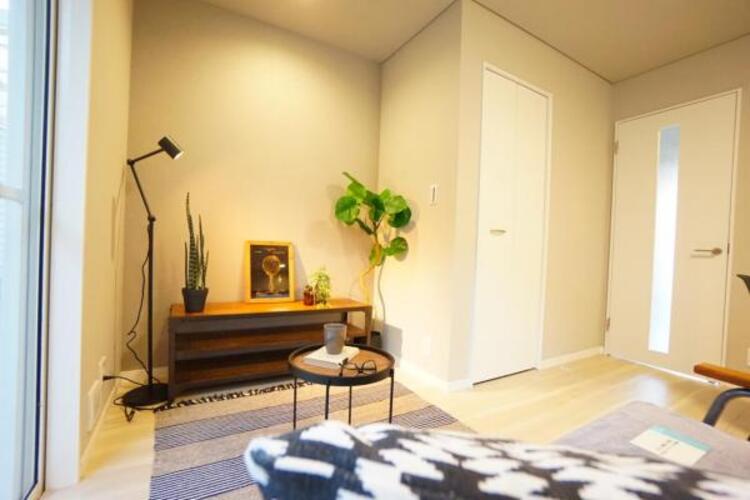 居間 開放感とプライベート感が見事に両立されたリビングダイニング！通常では相反するファクターがともにそろうと極上のくつろぎ空間が生まれます。だれにも譲りたくない至福の空間で過ごす日々は生活をより豊かにします 