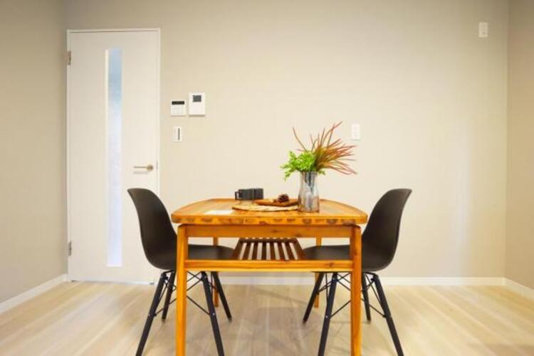 居間 お天気が晴れの日は照明をつけなくても充分明るいリビングです！どこか落ち着きのある広々とした内装です！皆で過ごす空間が、目に浮かんでくる様な優しいリビングダイニングです！くつろいだり楽しい時間を是非！ 