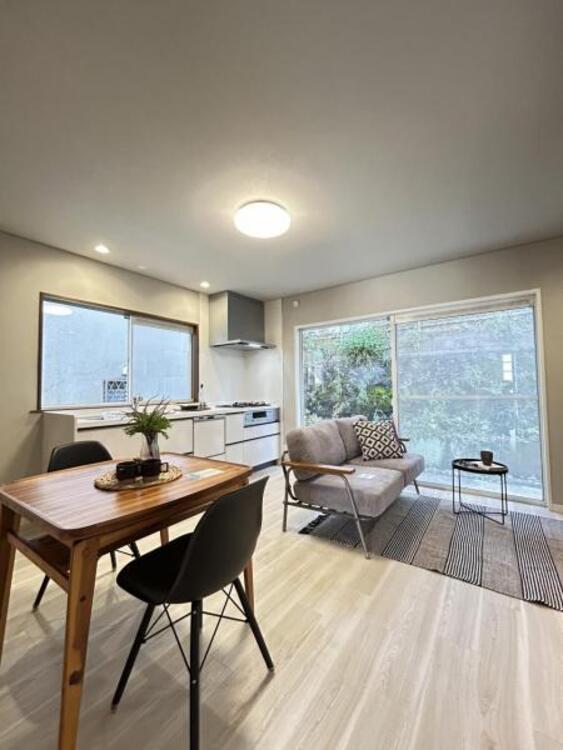 居間 リビングにあふれる採光と心地よい風のつどう調和された空間！！生活を彩る充実した日々が過ごせそうです。家族の滞在期間が長くなることを予測して、設計士が思いと工夫をこらした自慢のリビングダイニング！！！ 