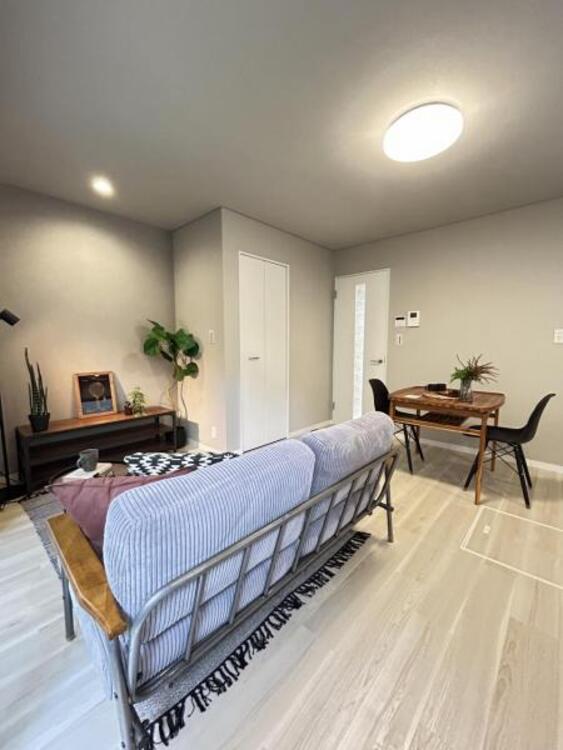 居間 開放感とプライベート感が見事に両立されたリビングダイニング！通常では相反するファクターがともにそろうと極上のくつろぎ空間が生まれます。だれにも譲りたくない至福の空間で過ごす日々は生活をより豊かにします 