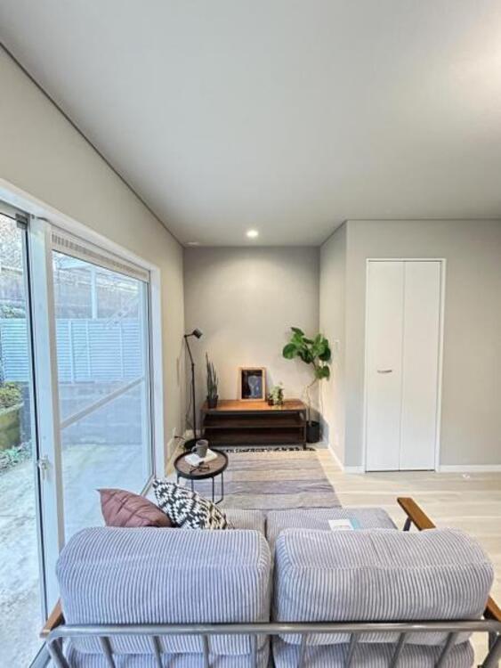 居間 家族の会話や笑顔が行き交うリビングで、子供を走り回らせたい。ダイニングテーブルでゆったり食事を堪能。光と風が溢れる開放的なリビングダイニングには、くつろぎの空間を生み自然と家族みんなが集まってきます 