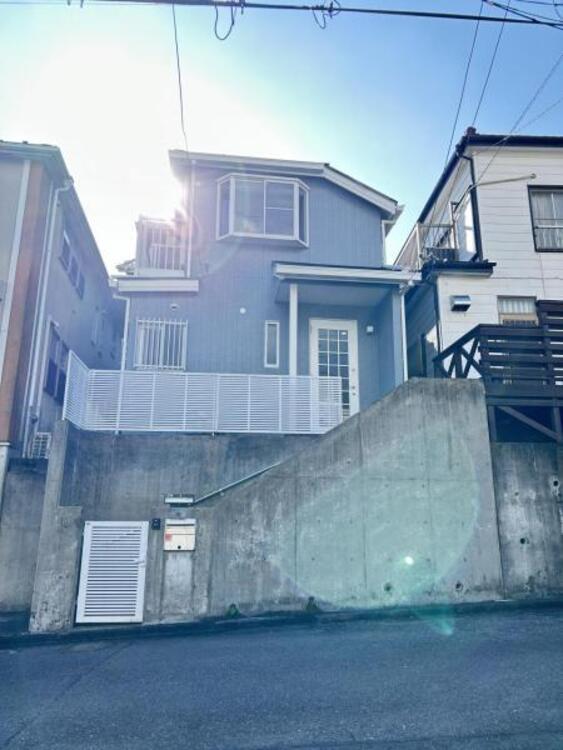 外観 住みやすさとデザイン性を両立させた欲張りな住宅が登場しました　相反しがちなことが相互作用でより良質に！本物だけが表現することができる質の高い機能美はよきものをつなげた古くからの伝統と最新技術の結晶です																			 