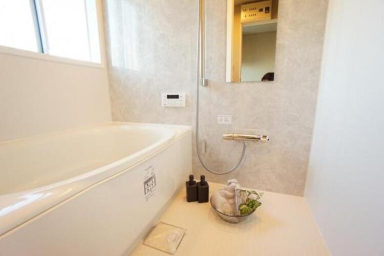 風呂 ゆったりと寛げる広々バスで足を伸ばしてリラックス。　最新のユニットバスは設備も充実です。 