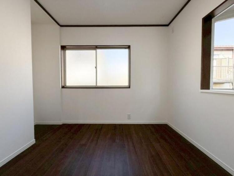 内装 居室はひとり時間を過ごせる安らげるお部屋として活用できます！収納スペースあり！荷物が多くても十分！！ベッドや勉強机、テレビなどを置きたい場合におすすめ！！過ごす時間が長くてもゆったり過ごせそうですね！ 