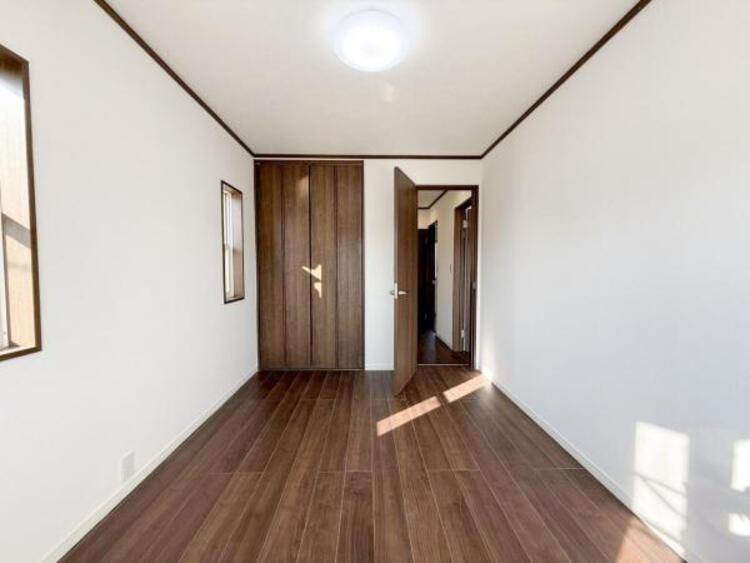 内装 採光を確保した明るい室内は風通しも良く穏やかな時が流れます！様々な生活スタイルにも対応可能な間取り。採光もアクセントの一つとして。この明るい好みの空間で読書をしたり、音楽を聞いたりと一人の時間も充実！ 