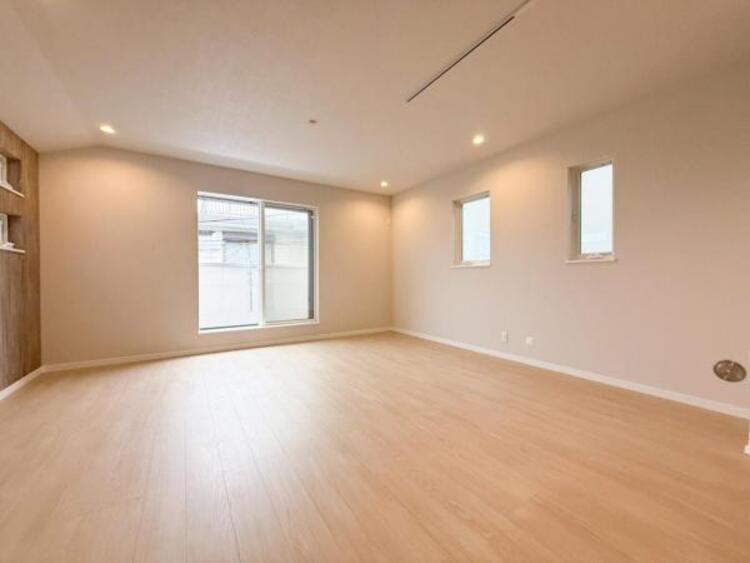 居間 お天気が晴れの日は照明をつけなくても充分明るいリビングです！どこか落ち着きのある広々とした内装です！皆で過ごす空間が、目に浮かんでくる様な優しいリビングダイニングです！くつろいだり楽しい時間を是非！ 