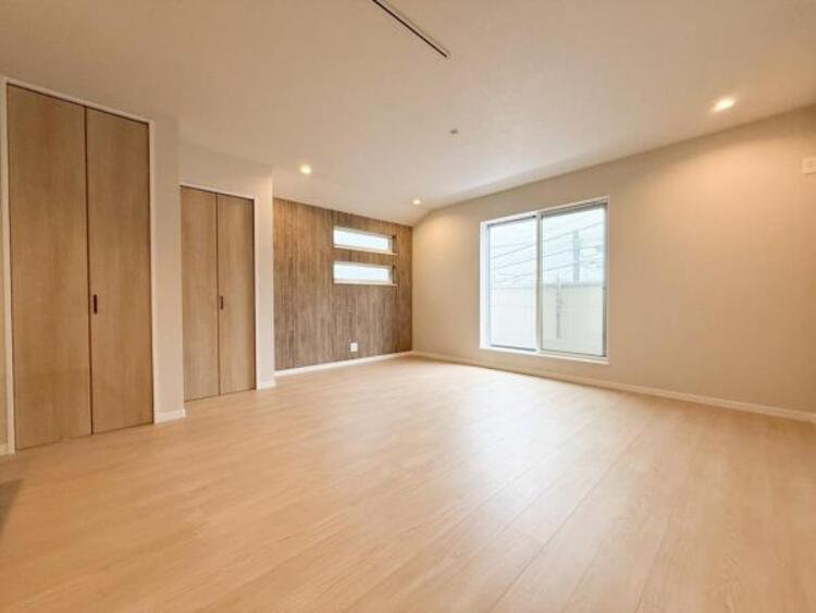 居間 リビングにあふれる採光と心地よい風のつどう調和された空間！！生活を彩る充実した日々が過ごせそうです。家族の滞在期間が長くなることを予測して、設計士が思いと工夫をこらした自慢のリビングダイニング！！！ 