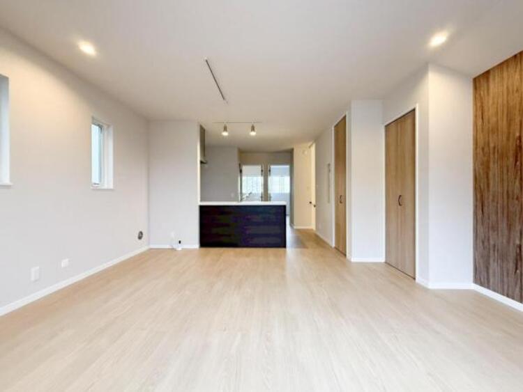 居間 開放感とプライベート感が見事に両立されたリビングダイニング！通常では相反するファクターがともにそろうと極上のくつろぎ空間が生まれます。だれにも譲りたくない至福の空間で過ごす日々は生活をより豊かにします 