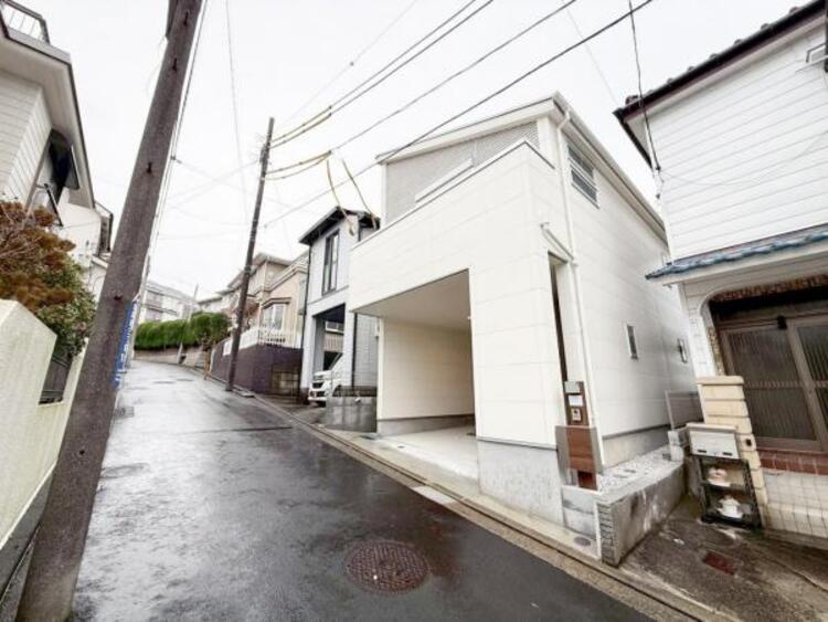 外観 青空を背景にスタイリッシュな外観が住まう人に誇りを与えます。駅周辺施設も利用でき快適生活が送れます！四季を通じて自然と触れ合えるスポットが周辺には沢山あり、お散歩やジョギング週末の遊びにおすすめです。																						 