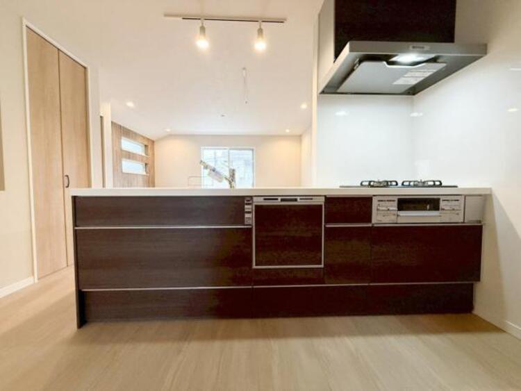 キッチン リビングダイニングが見渡せるカウンターキッチン！　お料理をする人も開放感が心地いいです。 