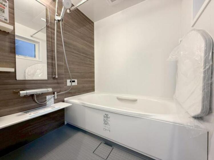 風呂 ゆったりと寛げる広々バスで足を伸ばしてリラックス。　最新のユニットバスは設備も充実です。 