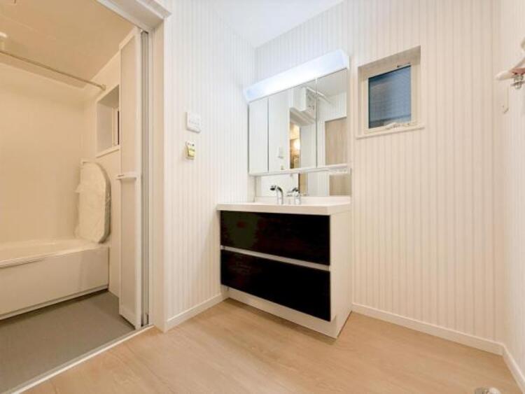 洗面 使用頻度の高い場所だからこそ便利な空間に。多人数での使用も考えた便利な空間です 