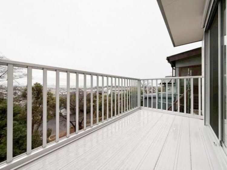 バルコニー 思わず大きく深呼吸したくなるルーフバルコニー！空が青く、近く、広く感じる事が出来ます。