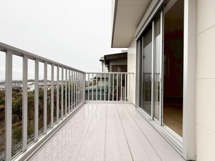 バルコニー 太陽の光と爽やかな風を受けられるバルコニーです。太陽の匂いを感じられそうです！