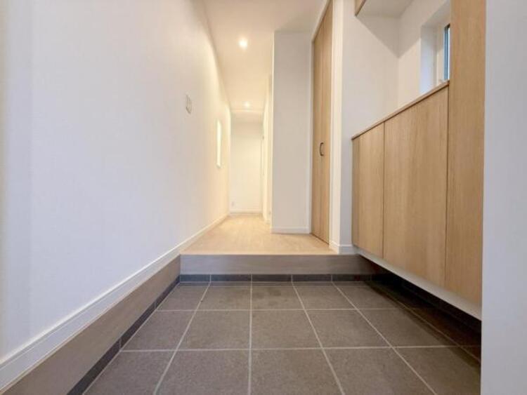 その他 明るく広い玄関には収納力に優れたシューズボックス。　靴をスッキリと整頓することができます。 