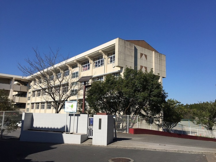 周辺 武岡中学校【鹿児島市立武岡中学校】は、武岡5丁目に位置する1988年創立の中学校です。令和3年度の生徒数は276人で、10クラスあります。校訓は「自立・友愛・創造」です。 徒歩 約11分（約850m）