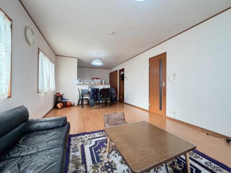 居間 インテリアの映える広々としたリビングです