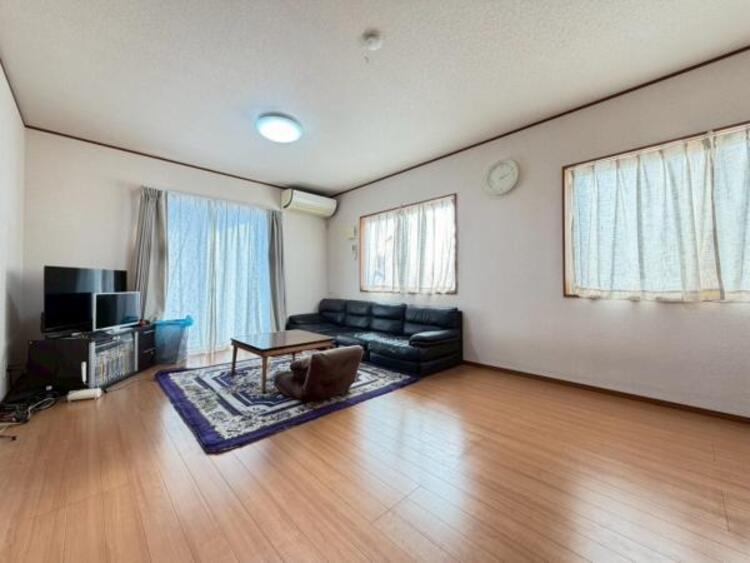 居間 明るいリビングには自然と家族が集まりますね