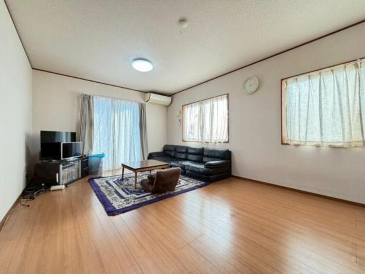 居間 お気に入りのソファーを置いてゆったりくつろげます