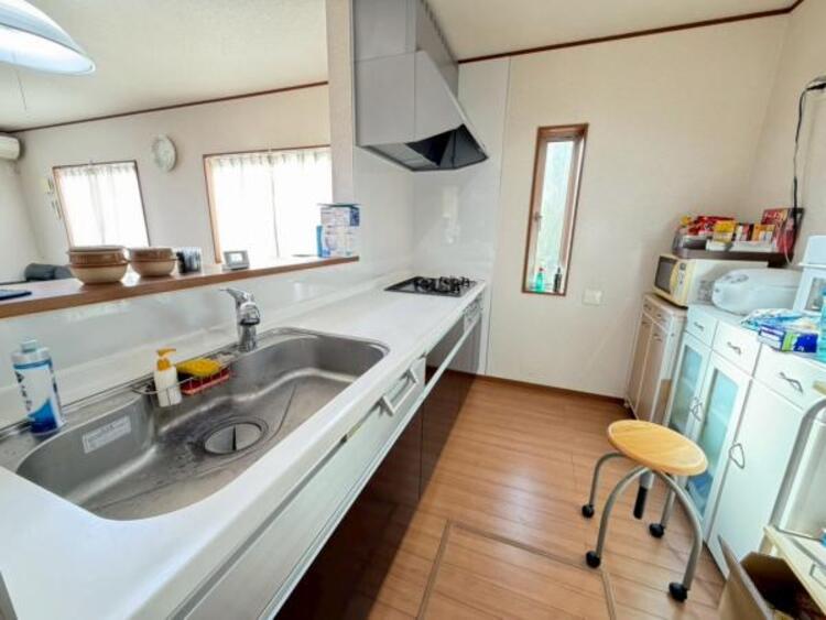 キッチン 快適なコミュニケーションスペースのダイニングキッチン