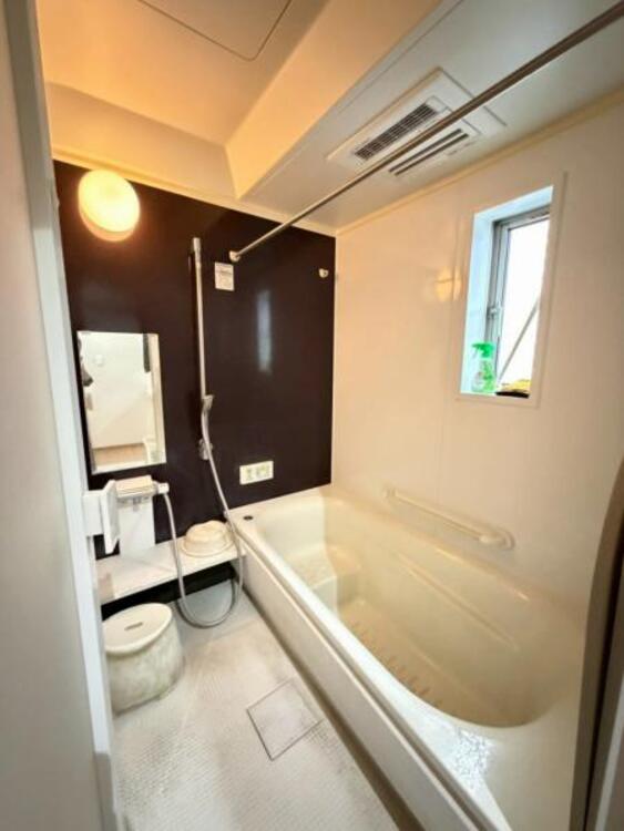 風呂 ダーク系のアクセントパネルを採用したオシャレで落ち着いた空間