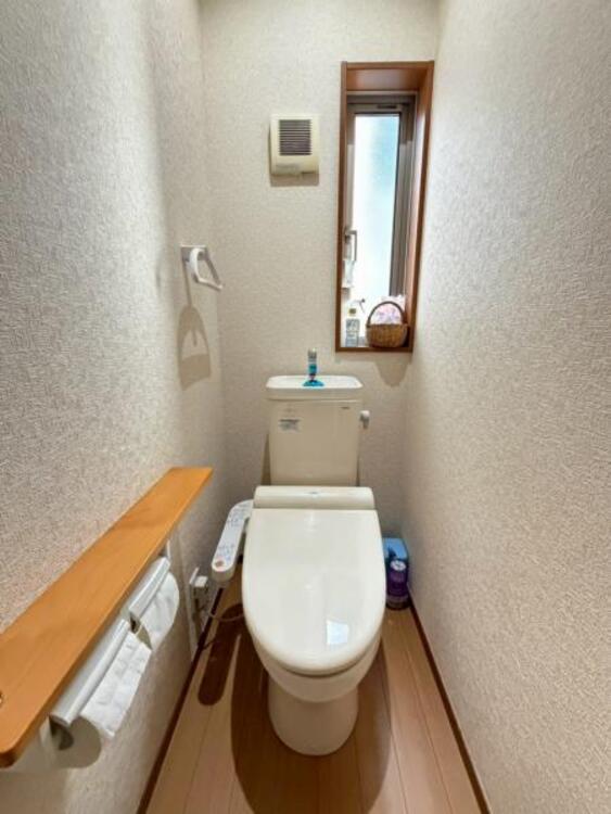 トイレ 窓があるので使用後に換気が出来て、清潔な空間を保てます