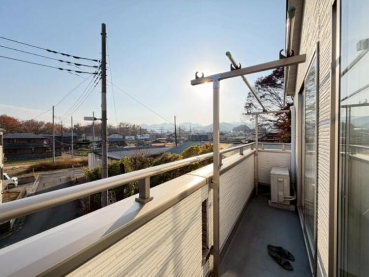 バルコニー ポカポカと暖かい陽ざしが降り注ぎます。