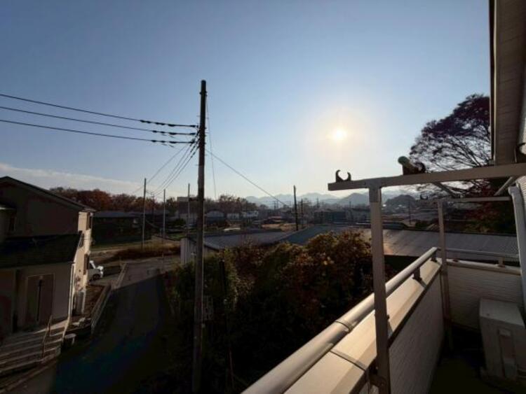 その他 青空と緑に囲まれた、穏やかなバルコニー