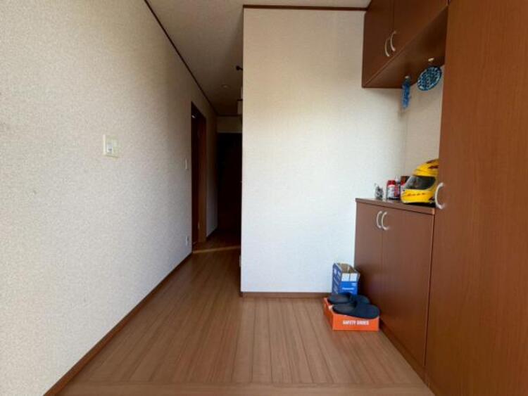 その他 玄関には高さを設けた収納棚がございます