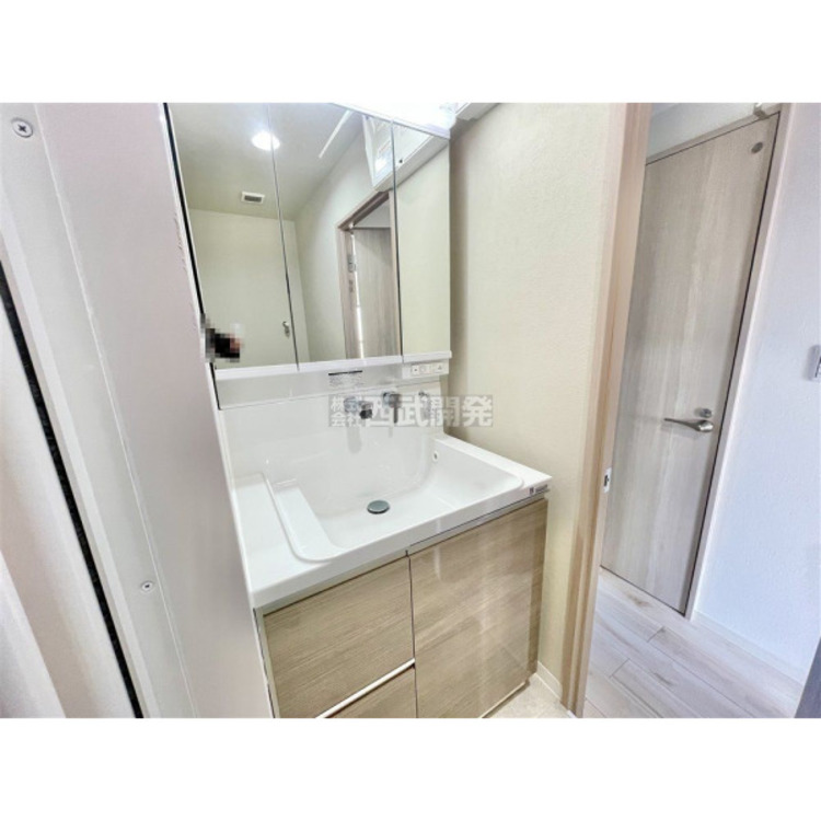 洗面 収納力の高い三面鏡付洗面台のある洗面所